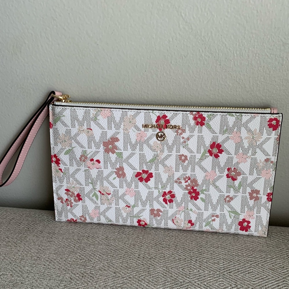 Michael kors jet set logo wristlet